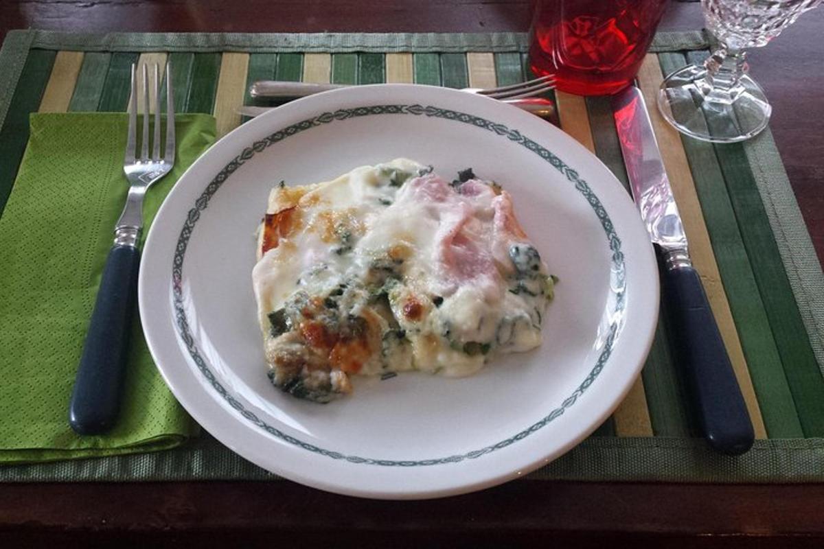 sneið af pizzu á diski á borði