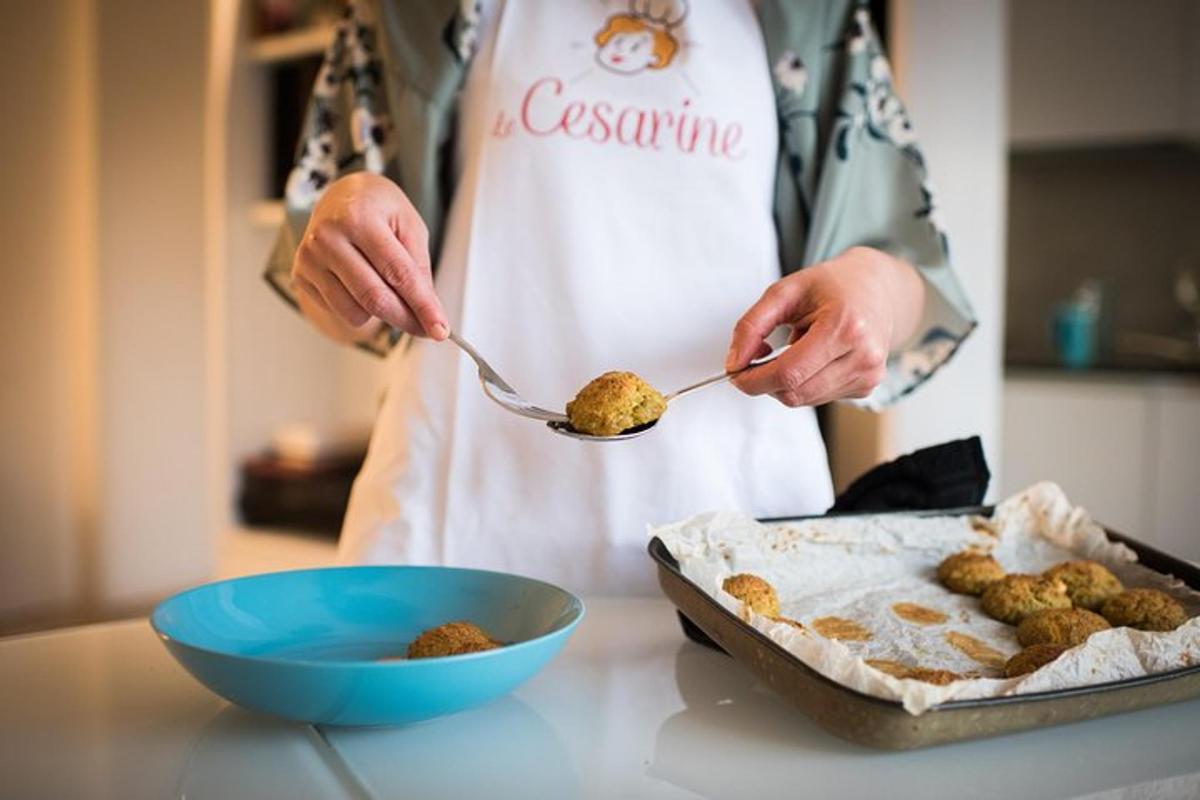 una persona che tiene in mano un cucchiaio e una ciotola di cibo