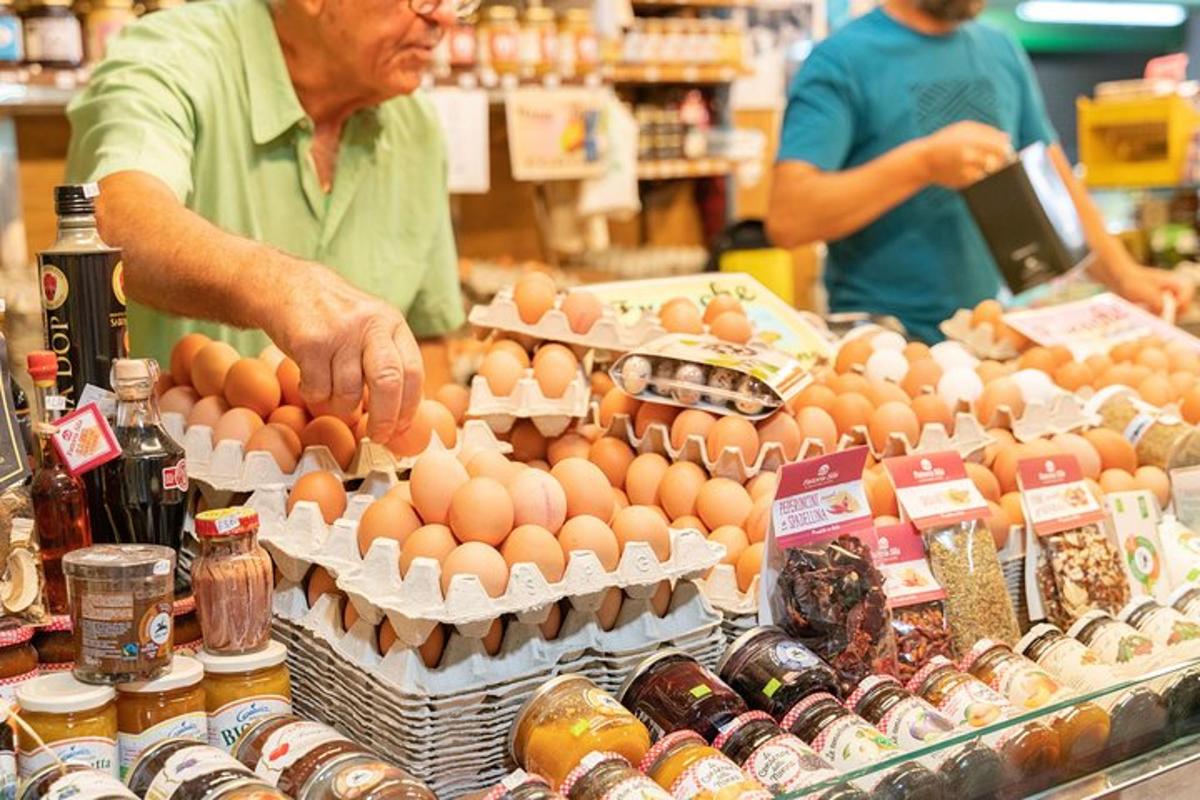 un bărbat într-un magazin alimentar care vinde ouă și alte alimente