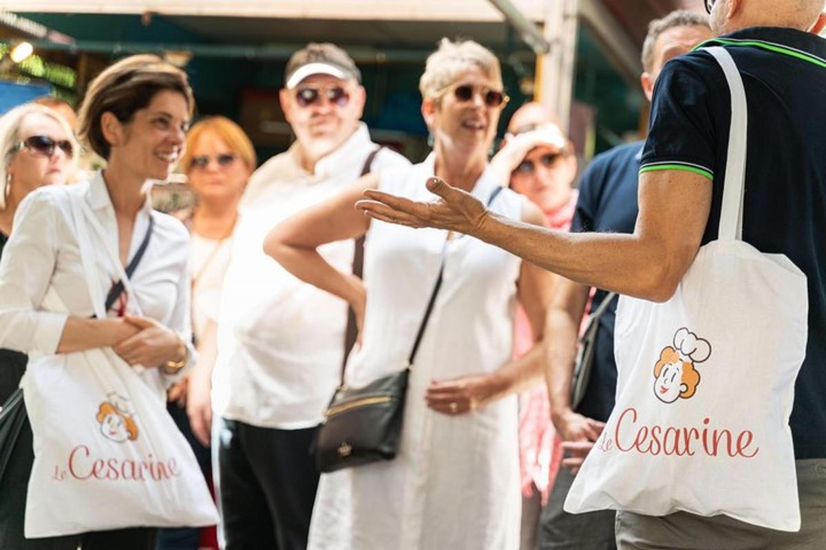 un uomo che parla a un gruppo di persone con le borse