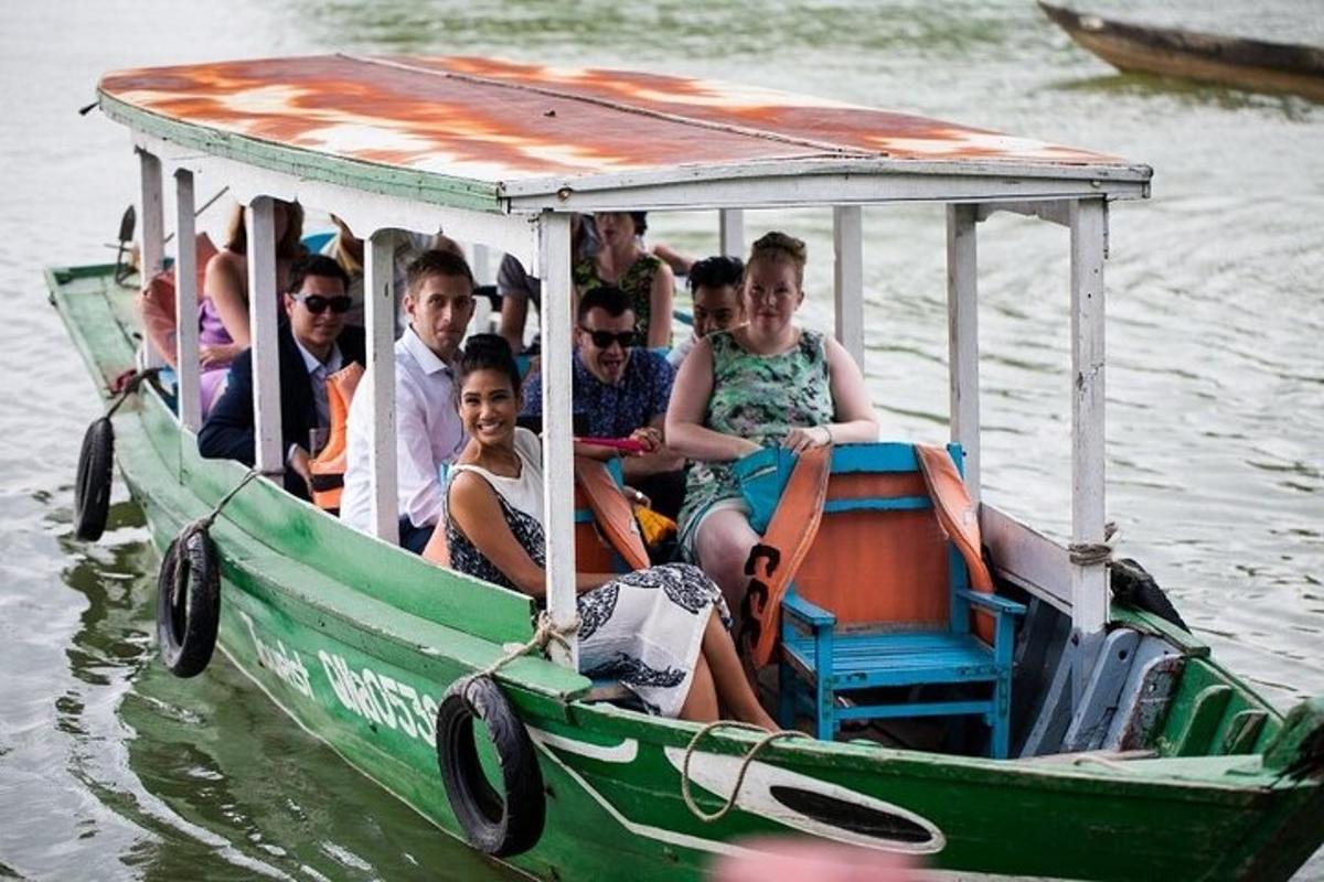un grupo de personas viajando en un bote en el agua