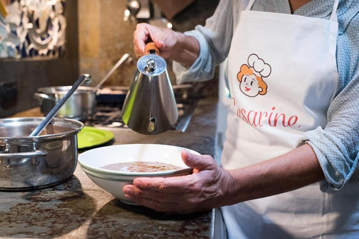 uma pessoa em uma cozinha preparando comida em uma tigela