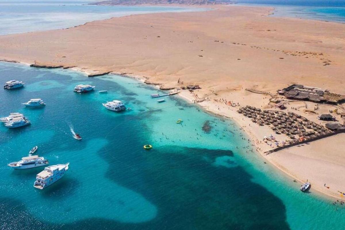 egy légi felvétel egy strandról, ahol csónakok vannak a vízben