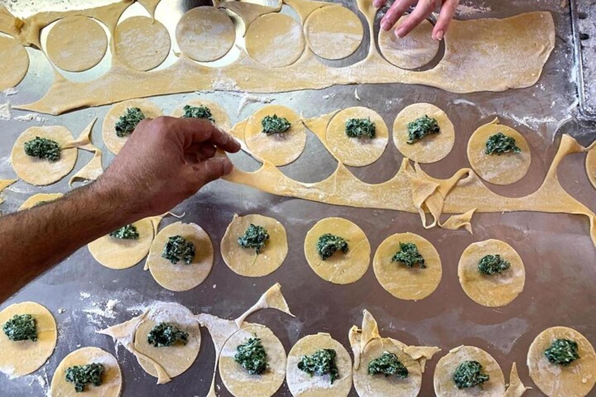 seseorang meletakkan brokoli dalam wonton di atas meja