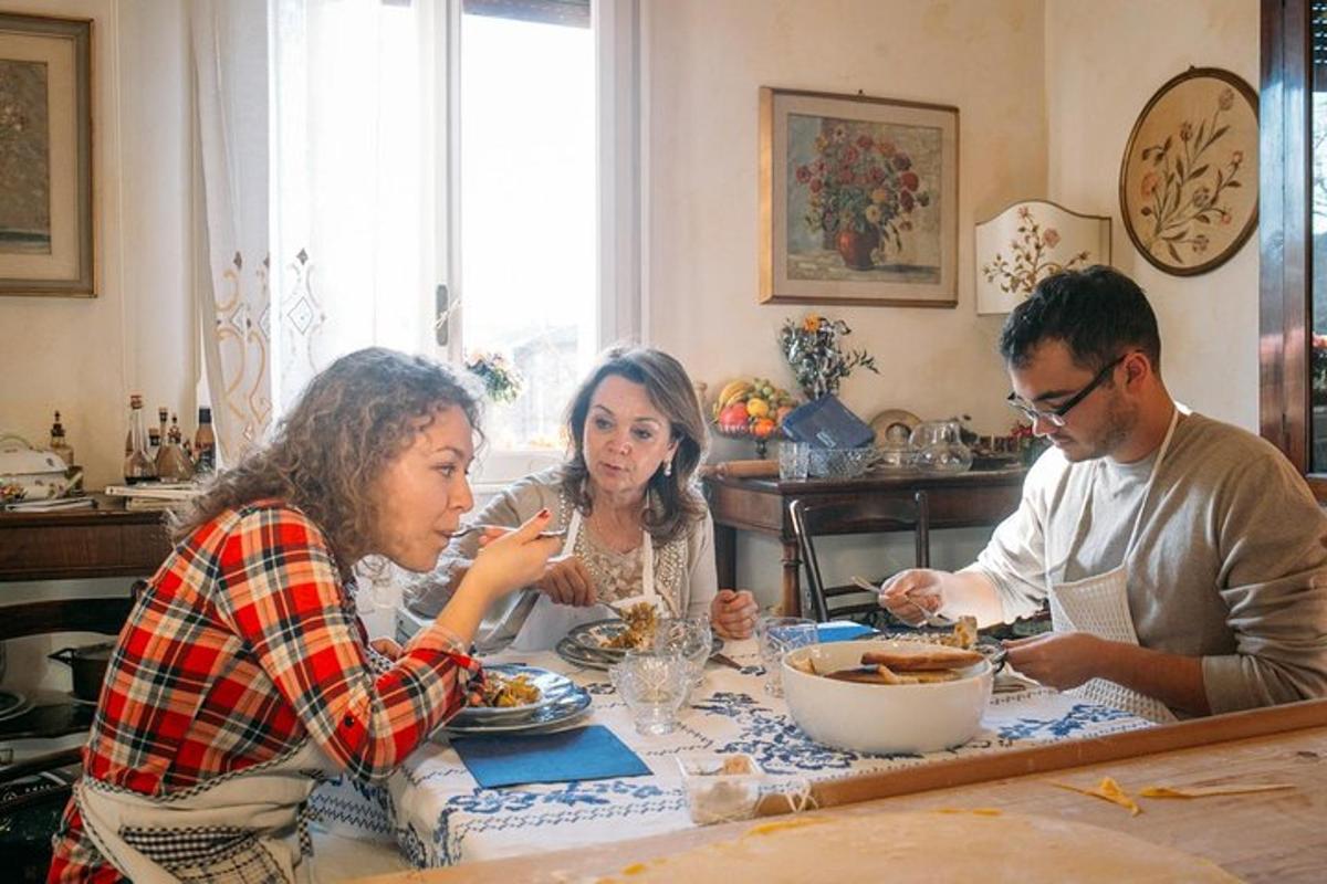 skupina lidí sedících u stolu a jedících