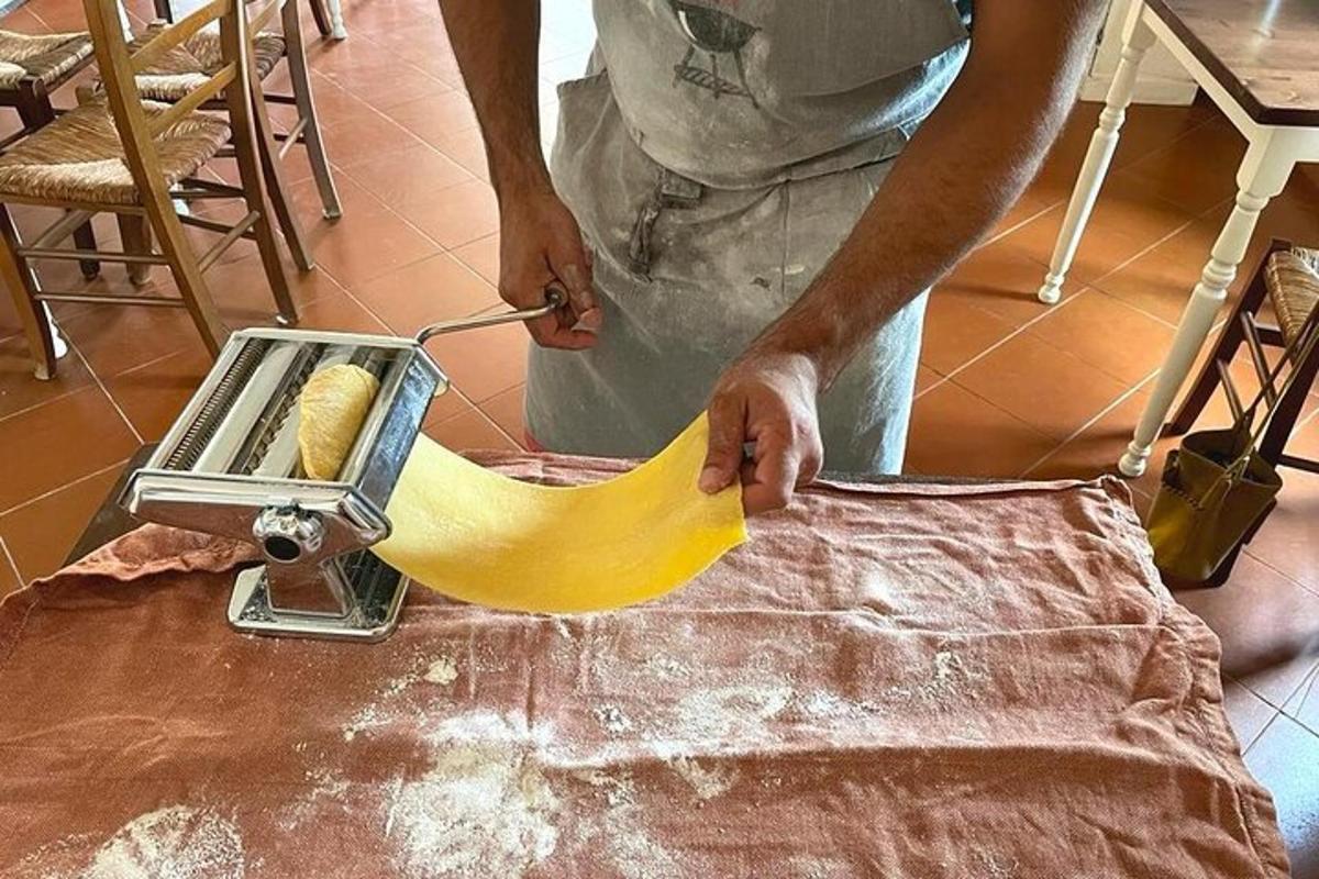 um homem está cortando uma banana em uma mesa