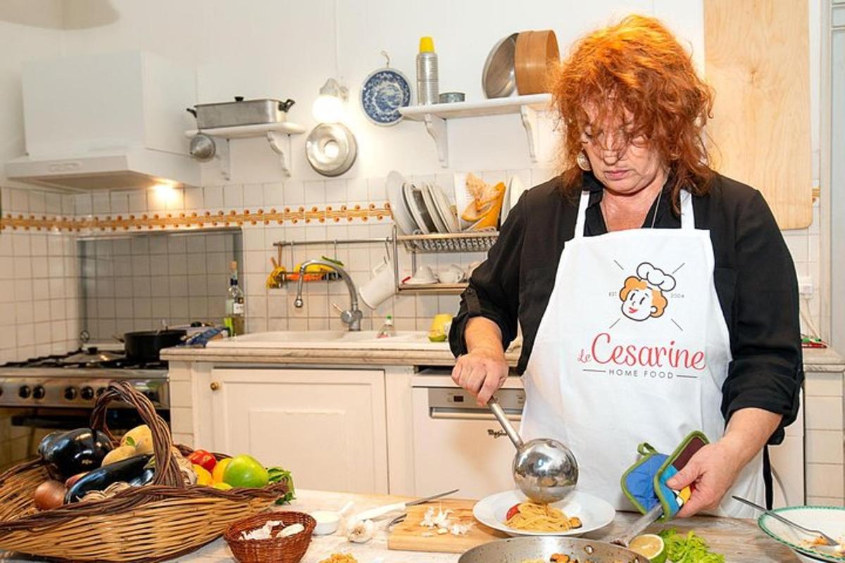 ženska v predpasniku v kuhinji pripravlja hrano