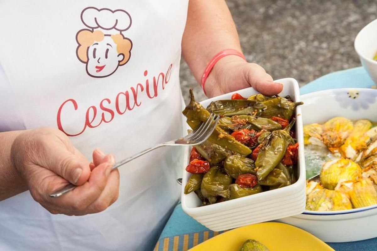 una persona que sostiene un plato de comida con un tenedor