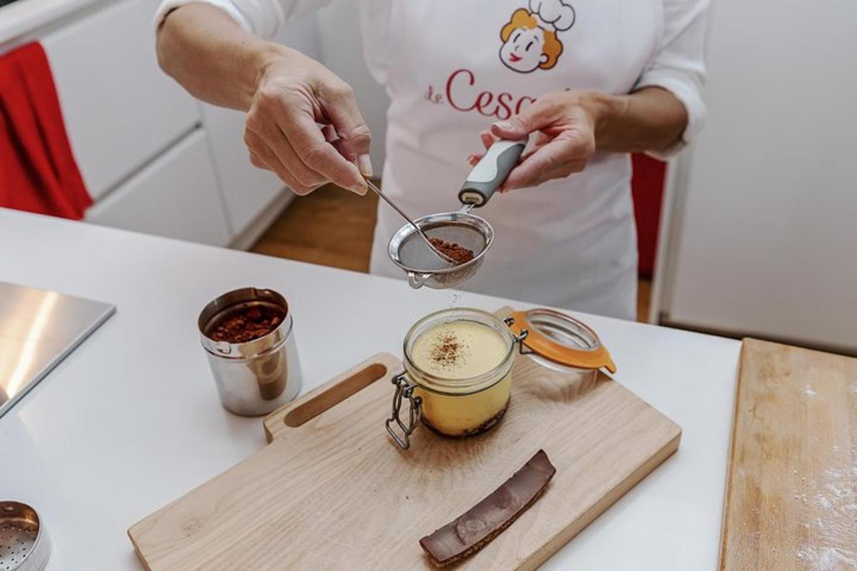 una persona sta mescolando una tazza di caffè su un tagliere