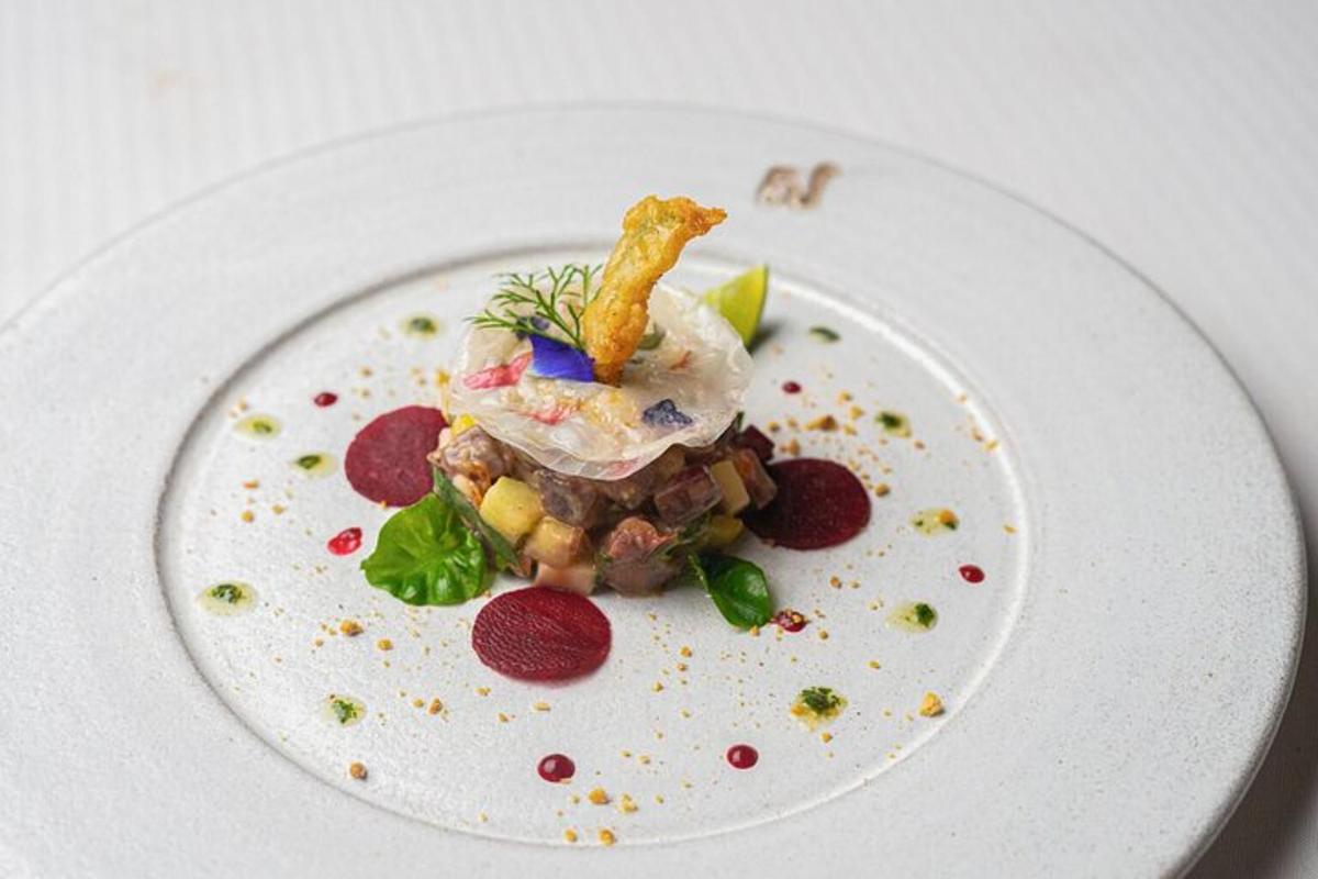 un plato de comida en un plato blanco