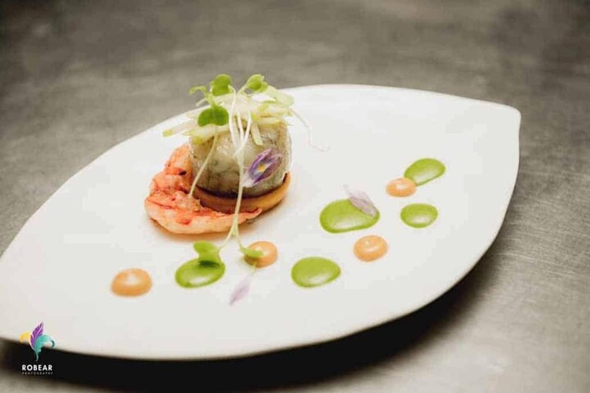 Un plato blanco con un alimento encima.