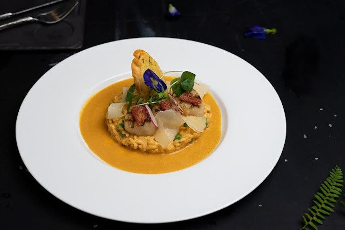 Un plato blanco con un plato de comida sobre una mesa.