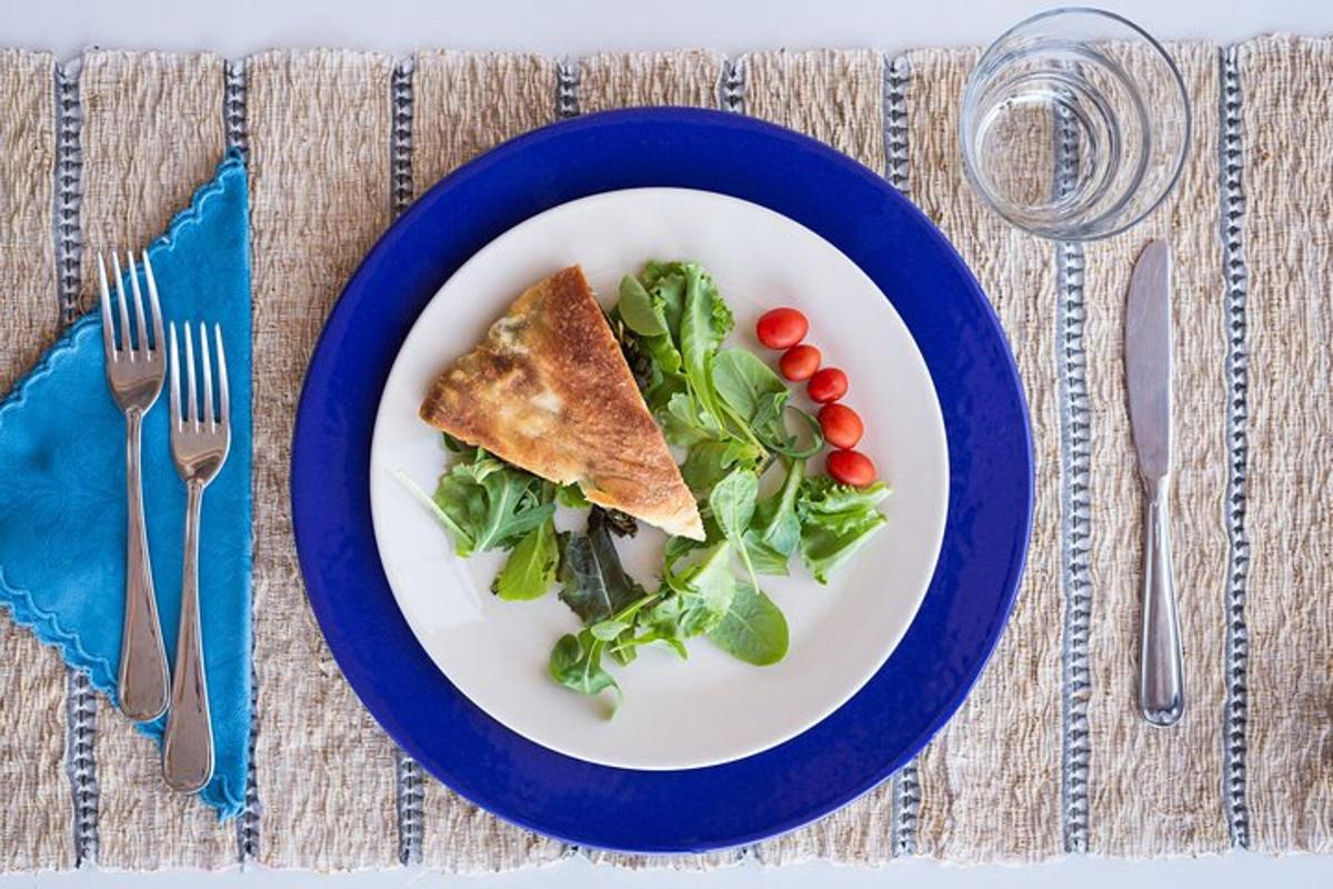 salata ve sandviç içeren mavi ve beyaz bir tabak