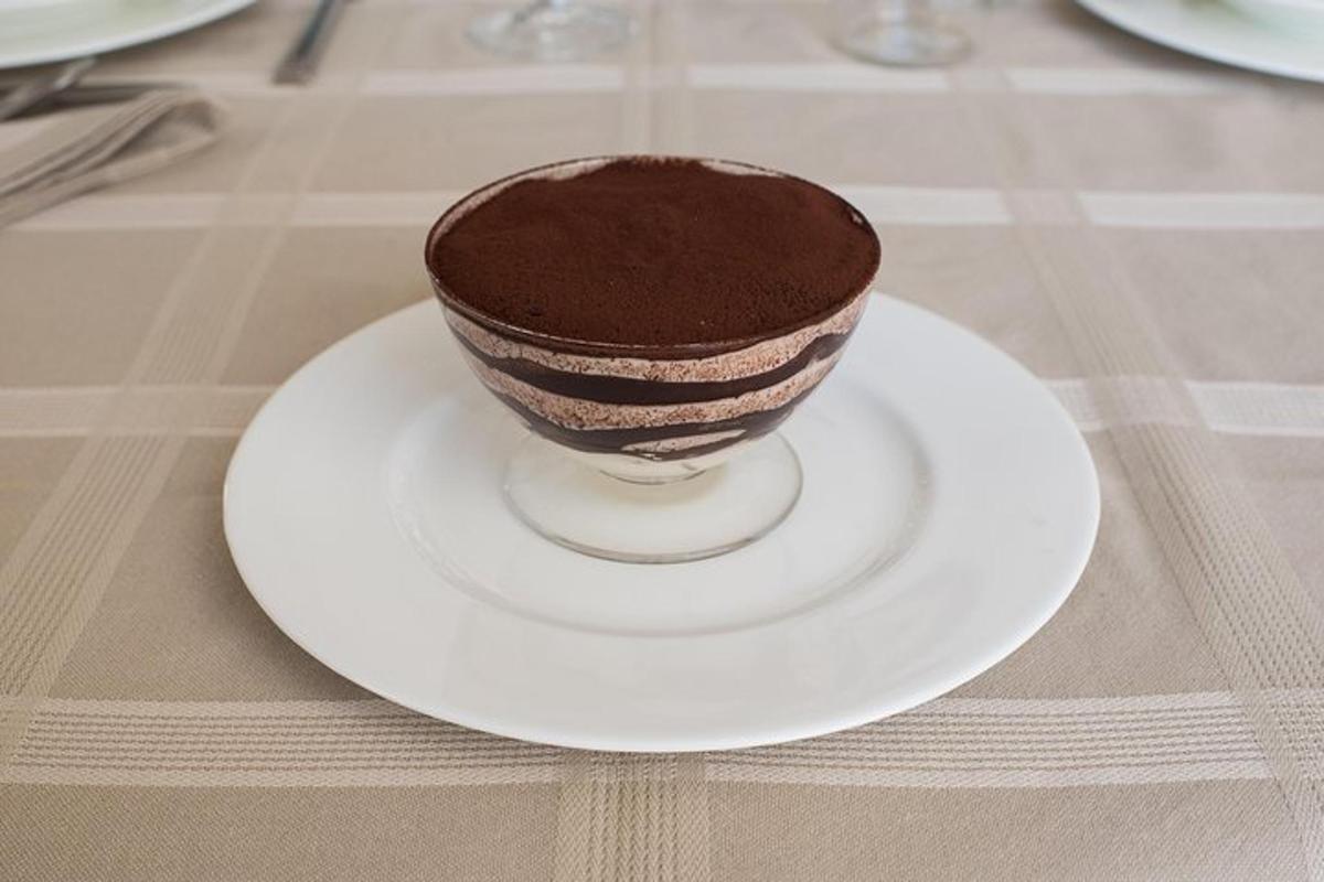 un dessert al cioccolato su un piatto su un tavolo