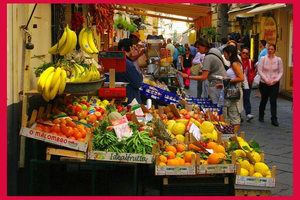 un mercato con un mucchio di frutta e verdura in mostra