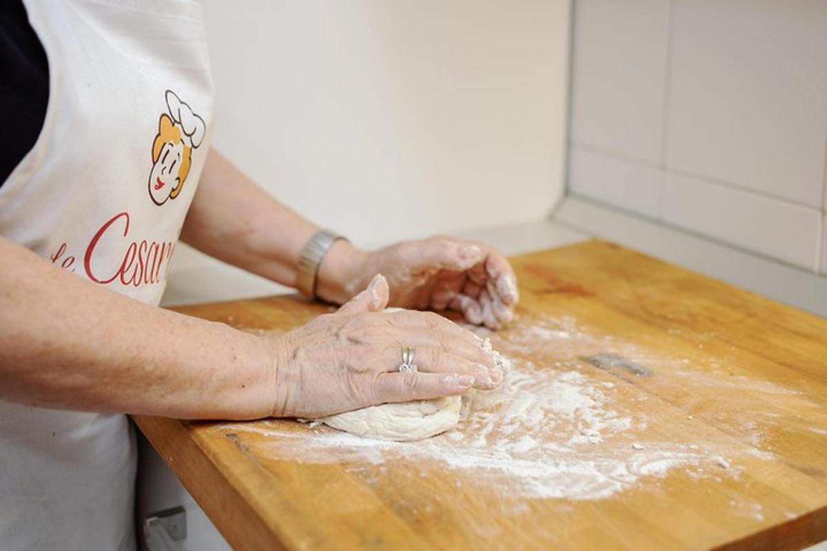 oseba, ki gnete testo na leseni mizi