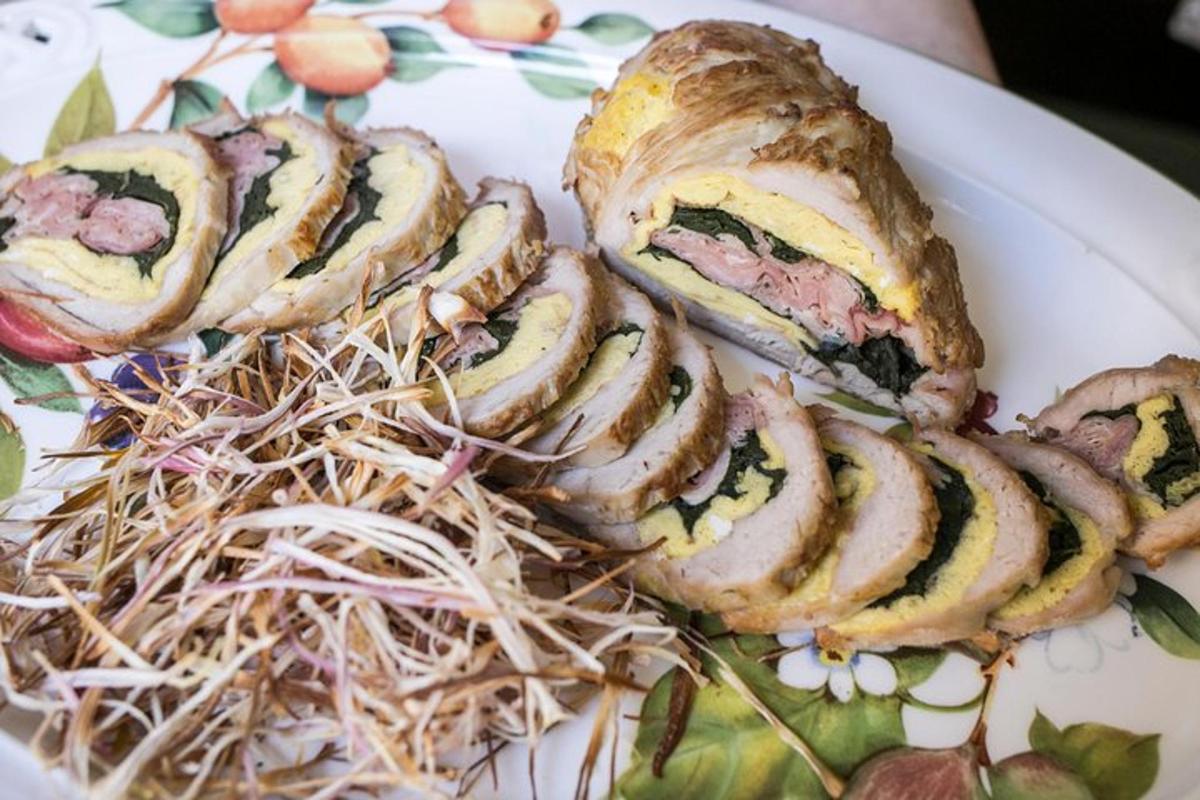 un plat de menjar amb un entrepà i espaguetis