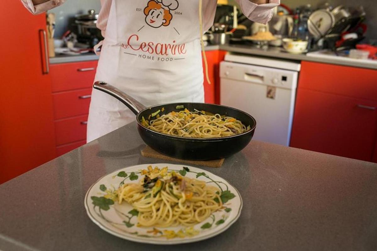 Un tazón de pasta en un mostrador con un plato