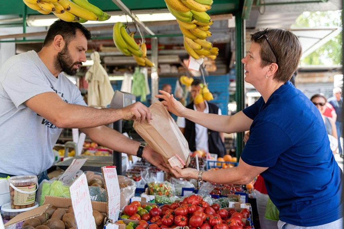 un uomo e una donna in un mercato di frutta e verdura