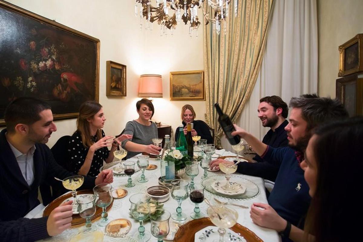 un gruppo di persone sedute attorno a un tavolo