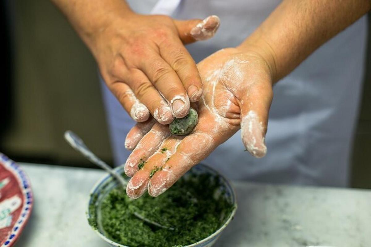 seseorang memegang tangan mereka di atas semangkuk sayur-sayuran