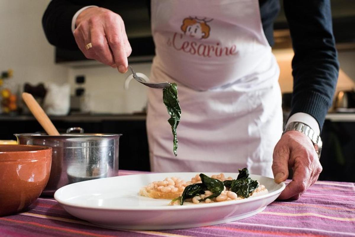 eine Person in einer Küche, die einen Teller mit Essen zubereitet