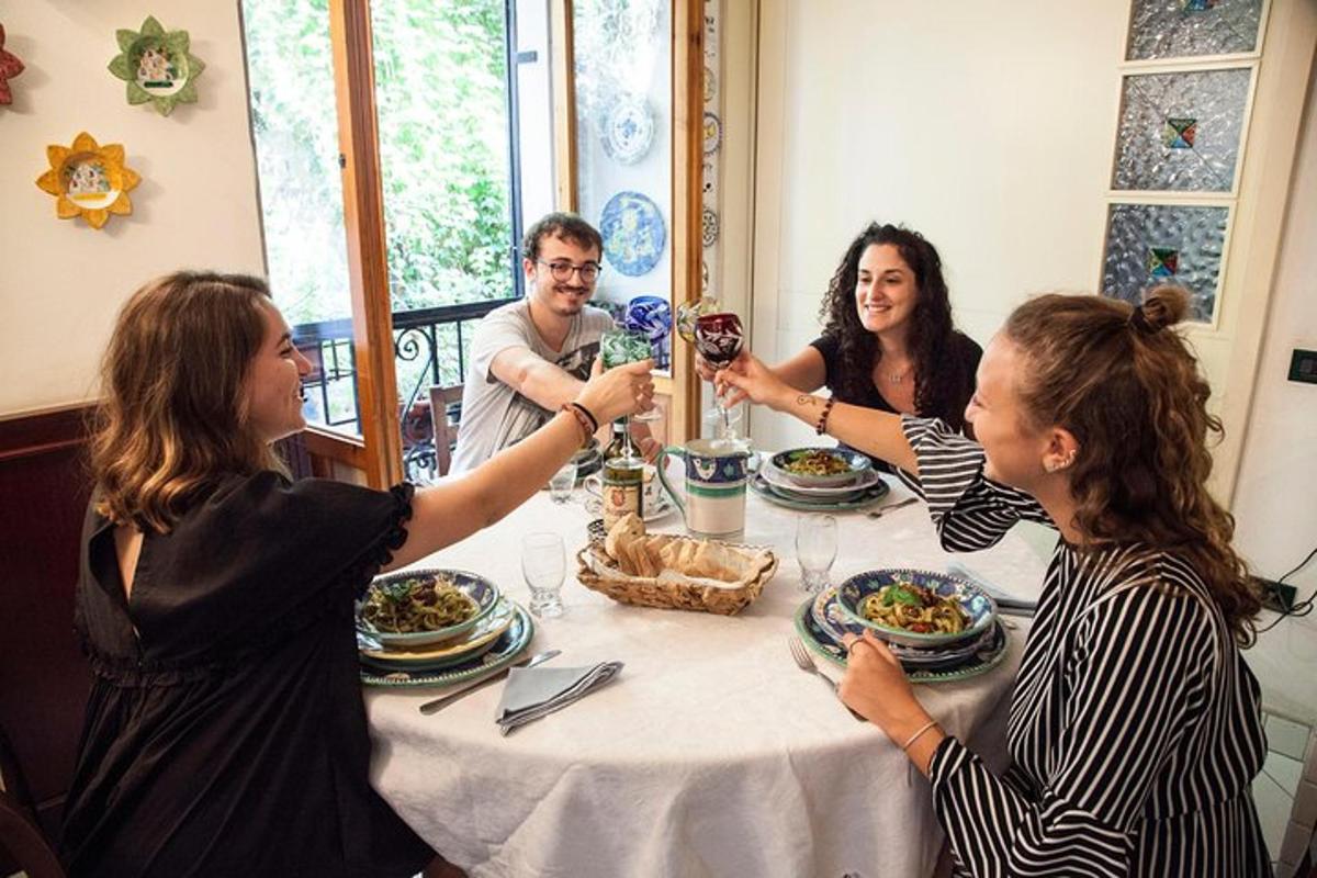 un grup de oameni așezați în jurul unei mese, bând vin