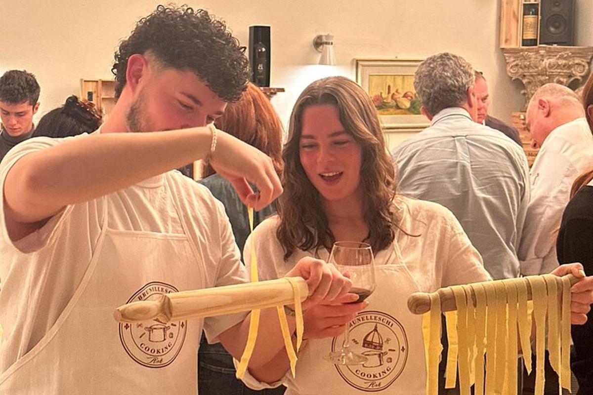um homem e uma mulher olhando para um taco de beisebol