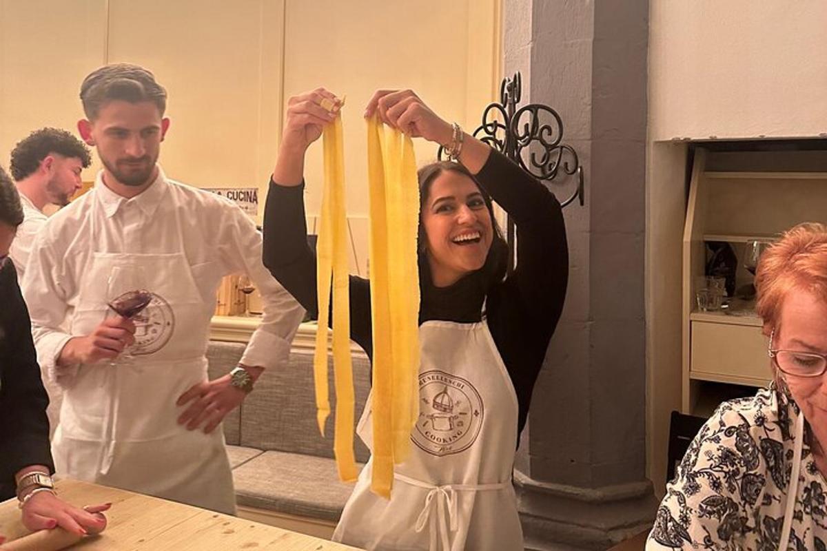 naine köögis, hoides üleval kollast linti
