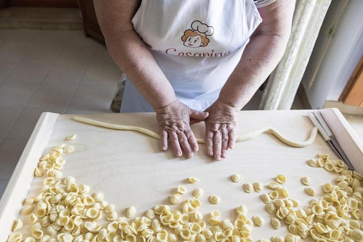 una persona sta preparando il cibo su un tagliere