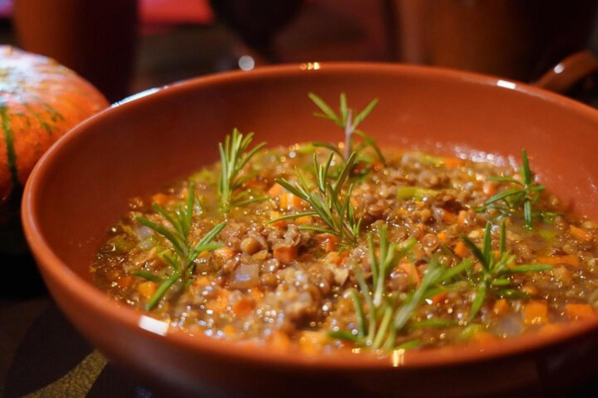 semangkuk sup dengan rosemary di atasnya