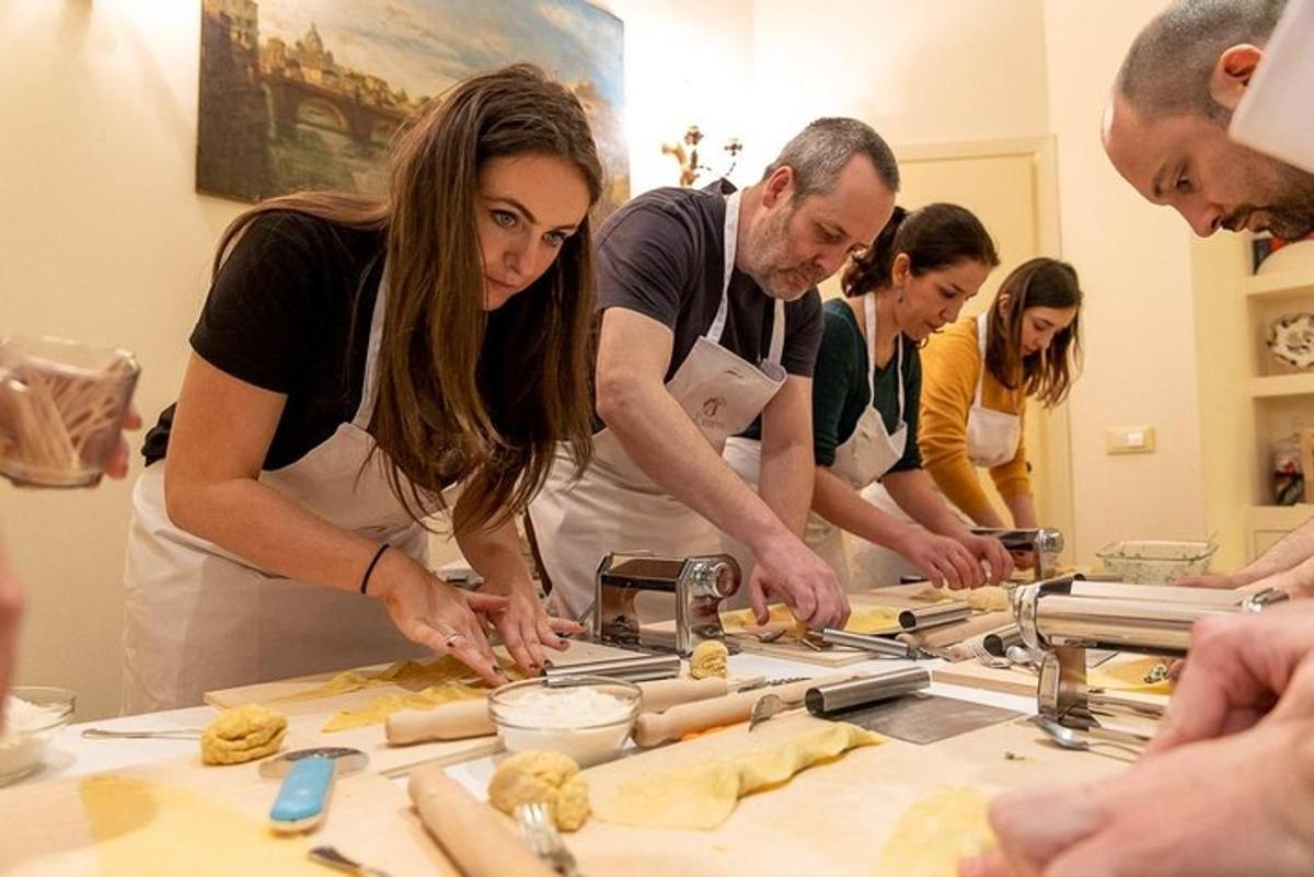 un gruppo di persone in cucina che preparano il cibo