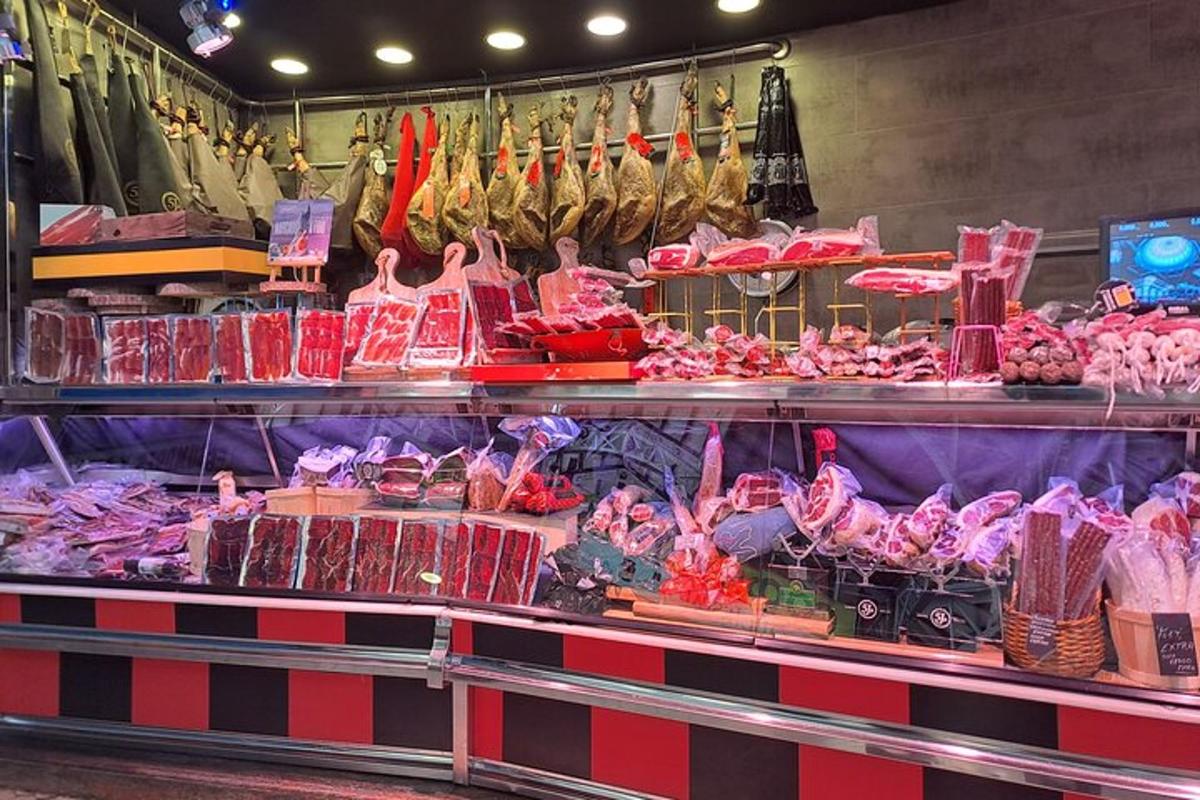 un negozio con molti tipi diversi di carne in esposizione