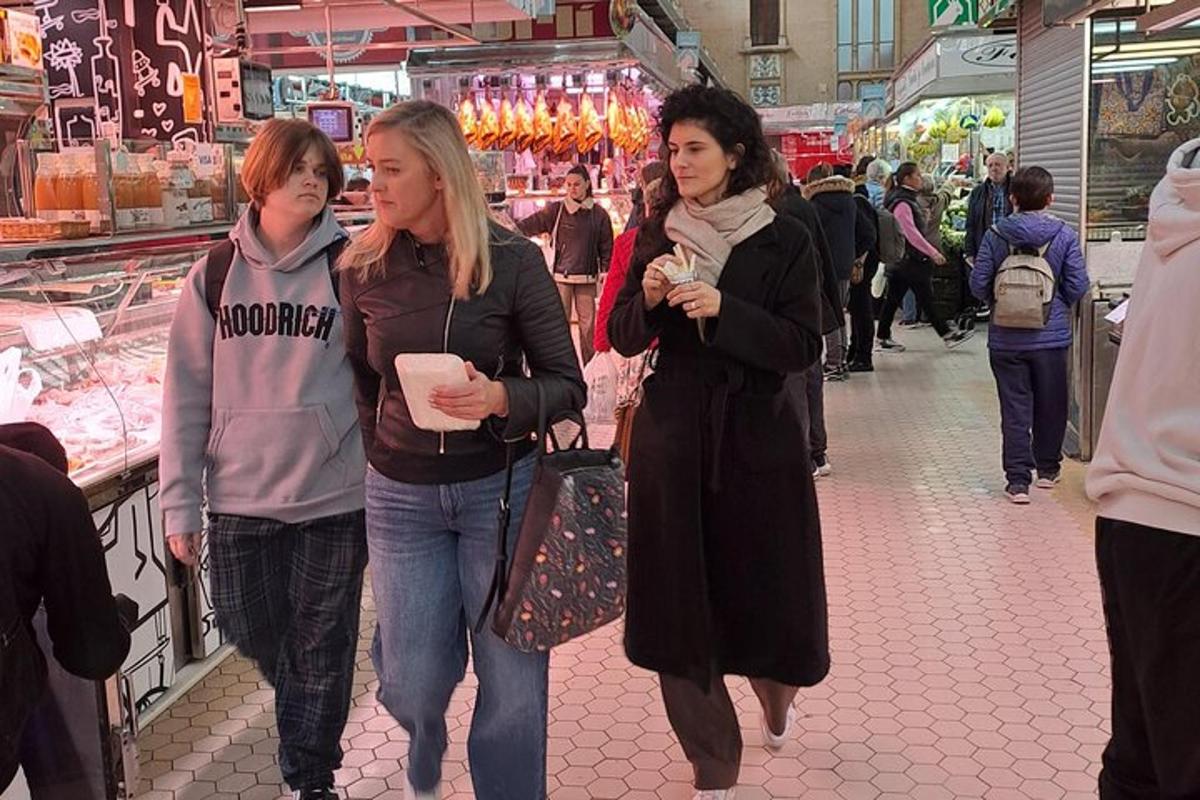 tre donne che camminano in un mercato con prezziprezziprezziprezziprezzi