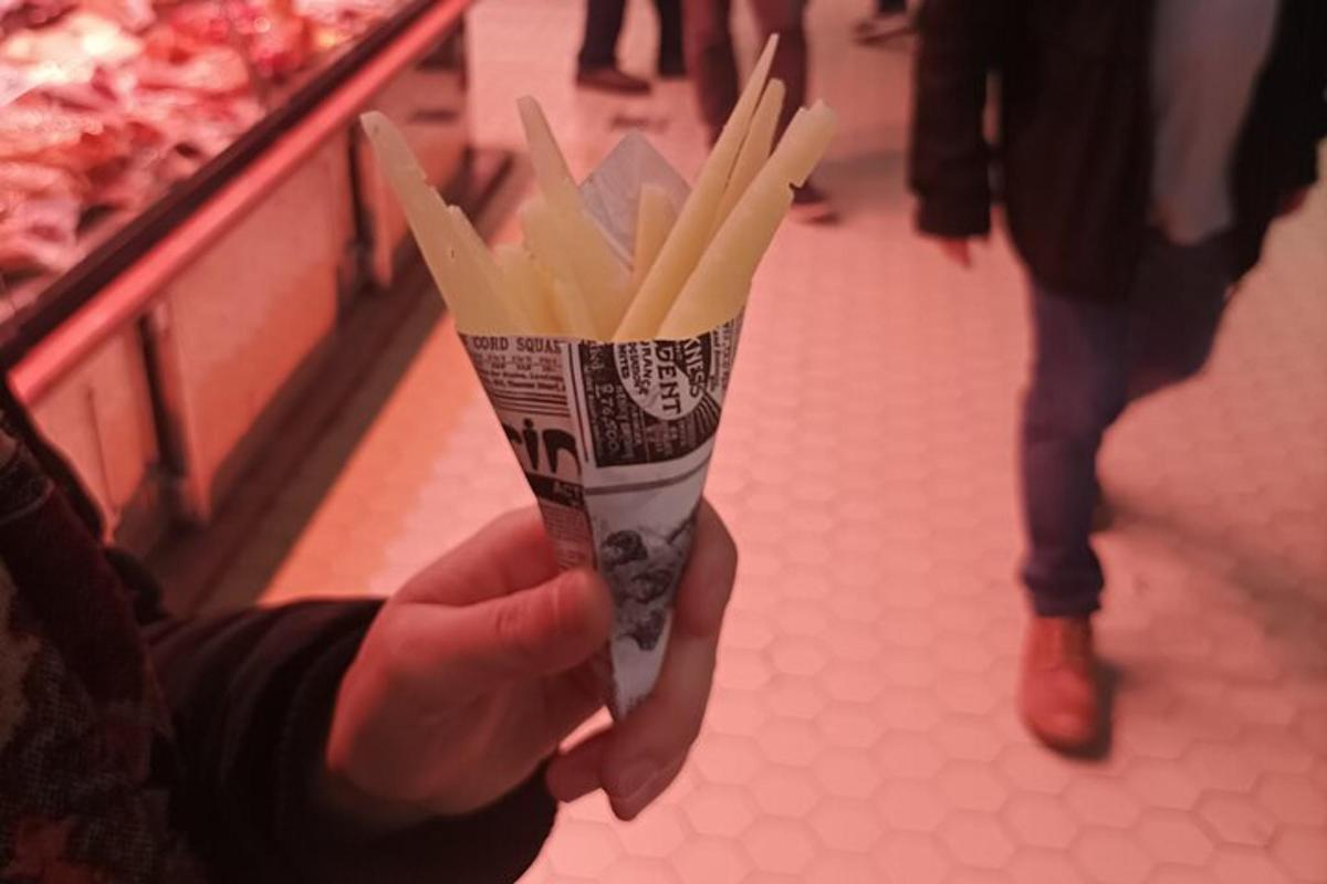 una persona che tiene in mano una tazza di patatine fritte