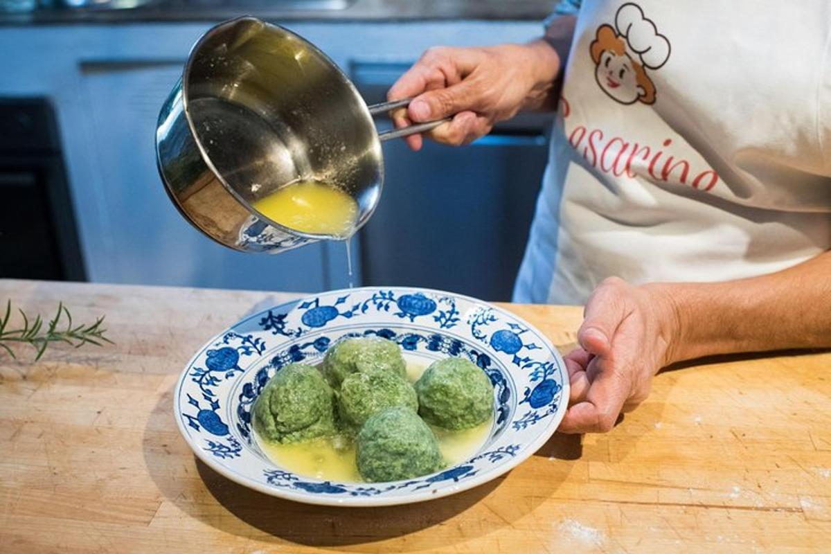 una persona che tiene in mano una pentola e una ciotola di broccoli