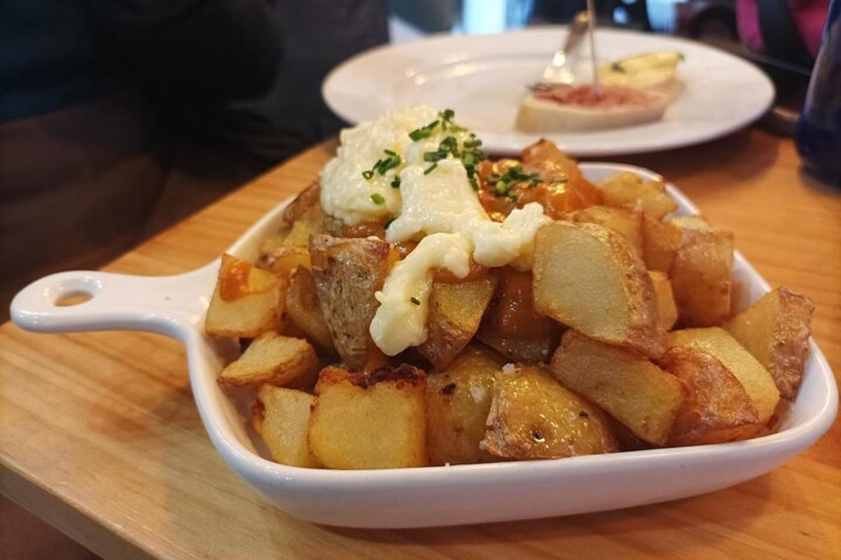 una ciotola di patate con un cucchiaio bianco su un tavolo