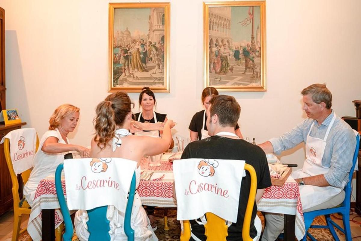 un gruppo di persone sedute attorno a un tavolo