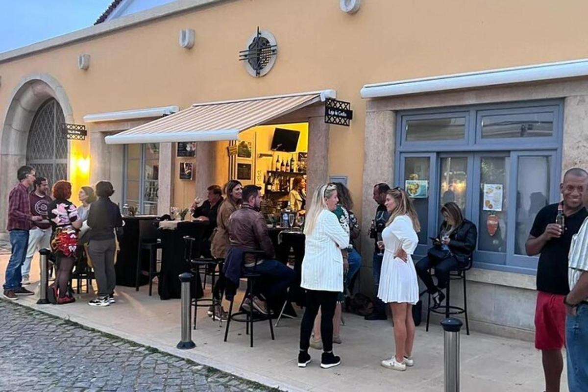 grupp inimesi, kes seisavad restorani ees