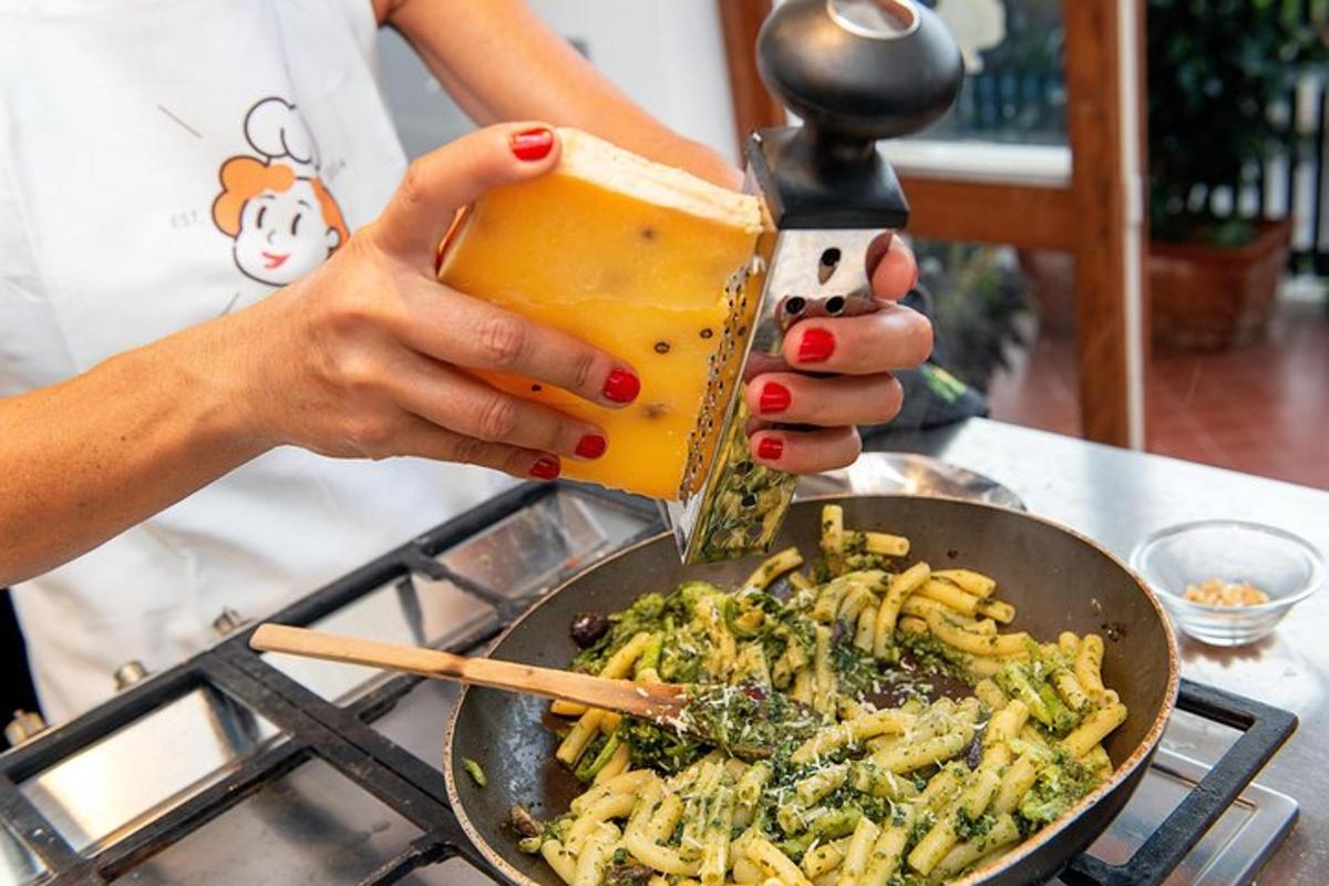 una donna sta versando il cibo in una padella di pasta