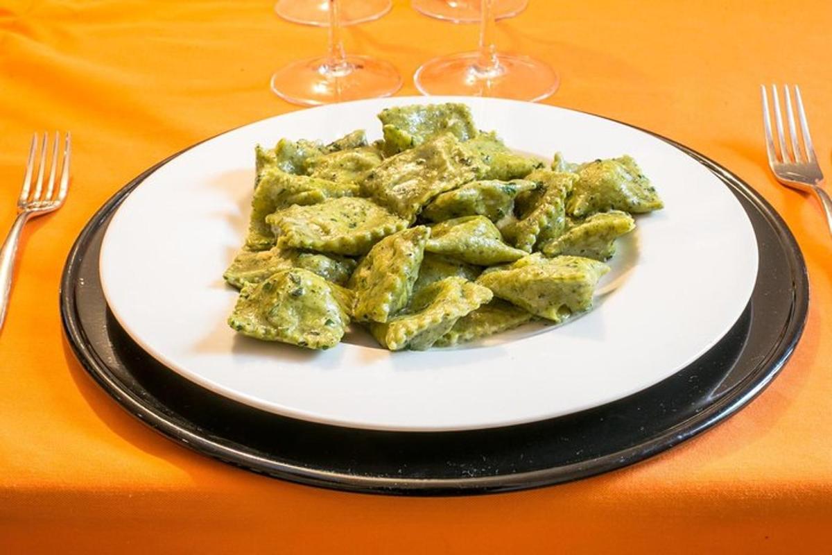 o farfurie de ravioli pe o masă cu două furculițe