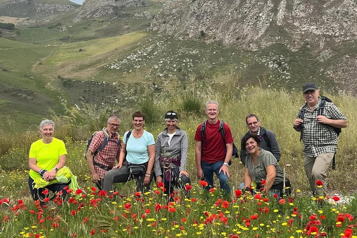 en gruppe mennesker, der står i en blomstermark
