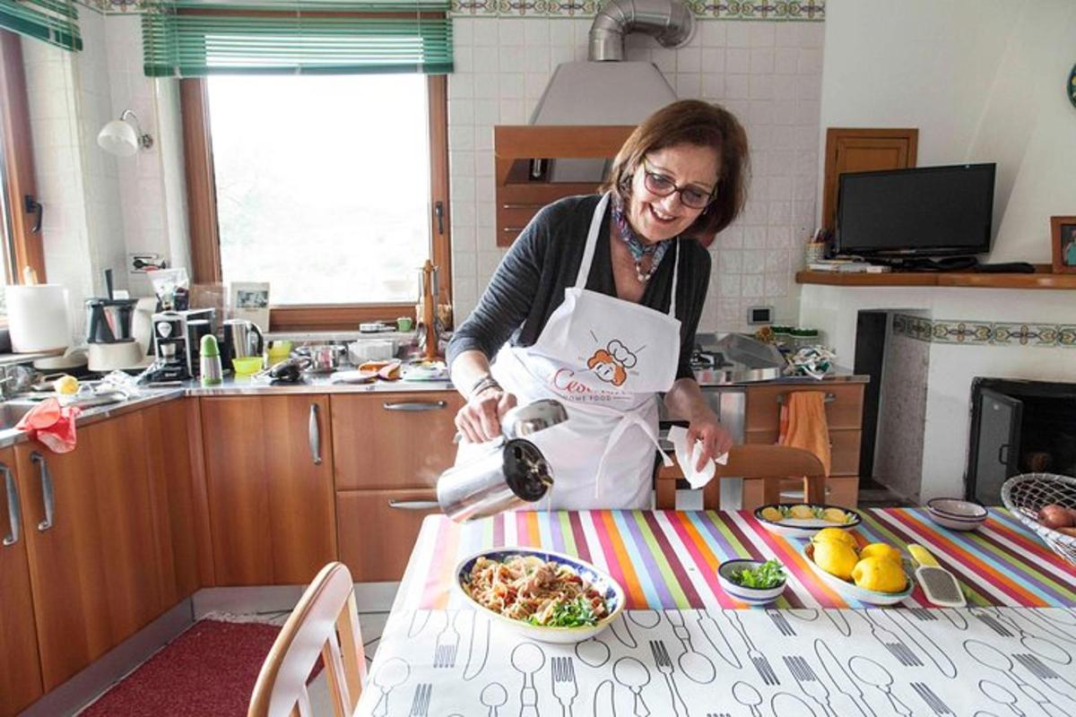 seorang wanita di dapur memegang apron