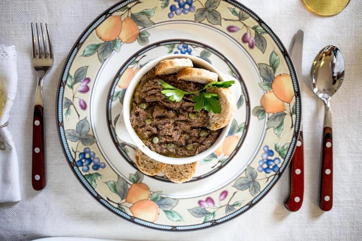 un piatto con una ciotola di cibo su un tavolo