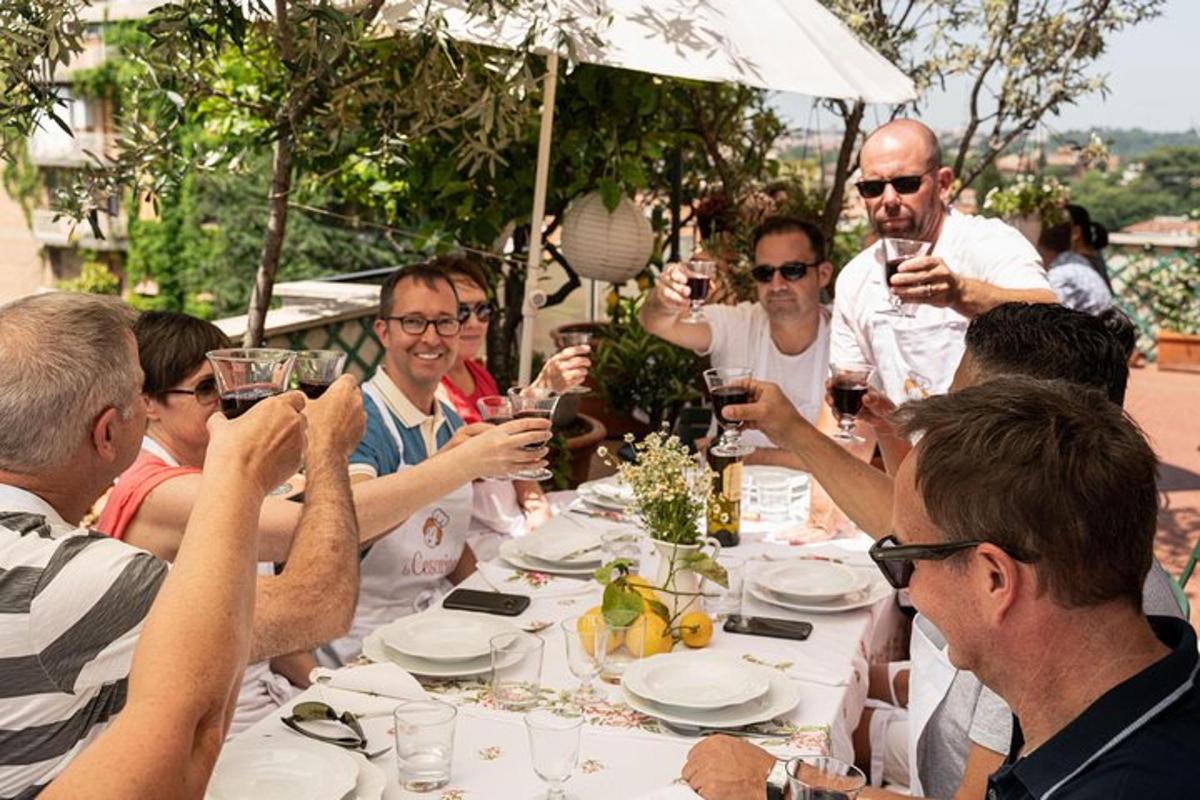 un gruppo di persone sedute attorno a un tavolo che bevono vino