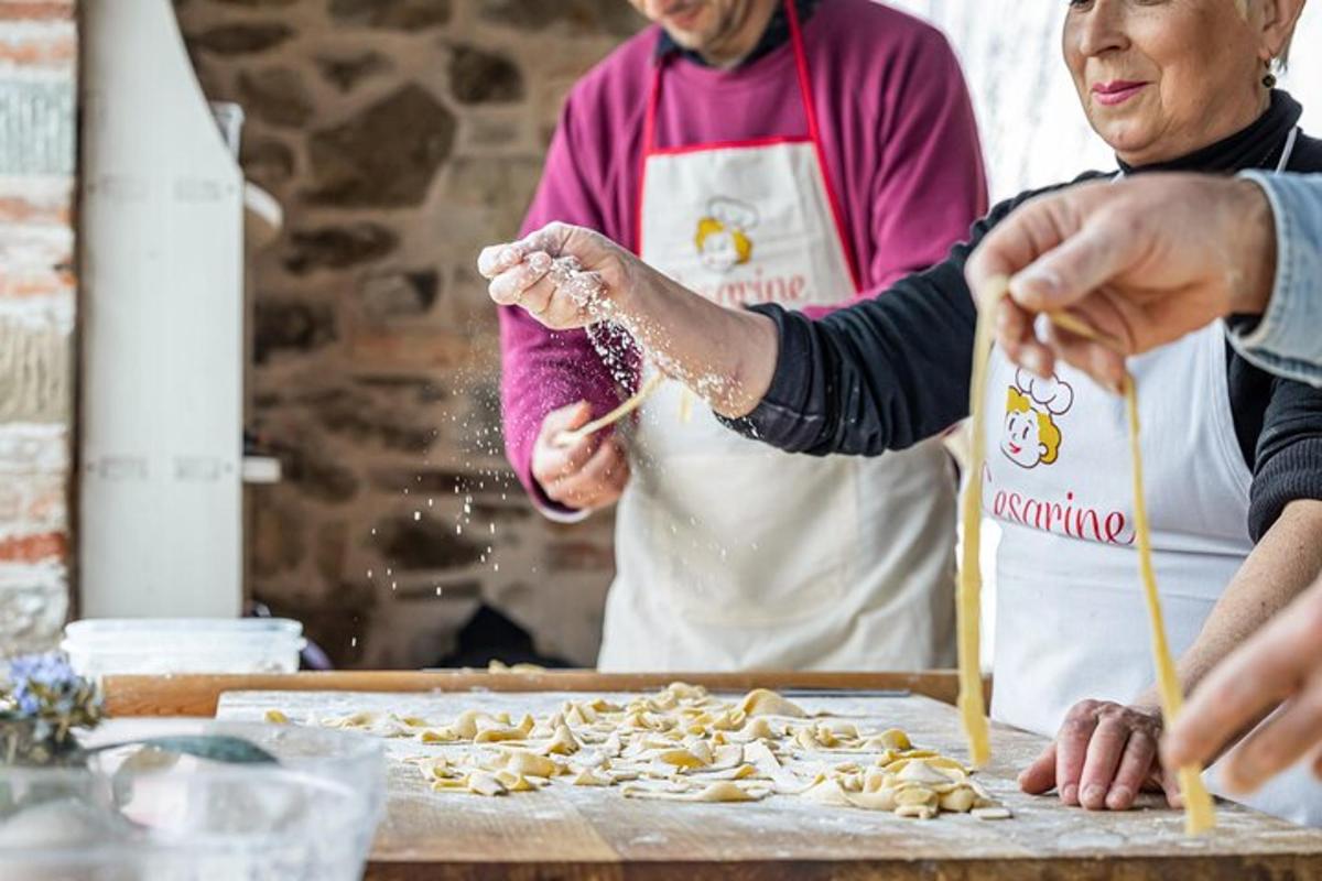 un grup de persones preparant menjar a taula
