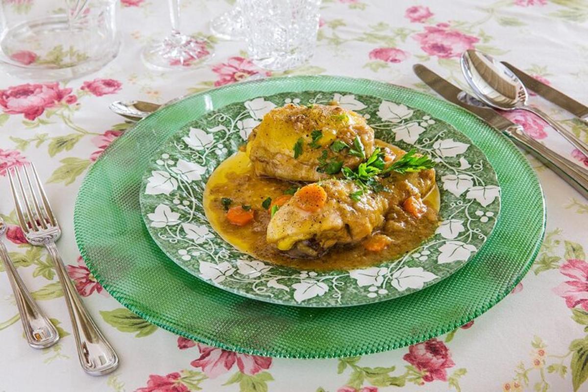 Un plato de comida con pollo en una mesa.