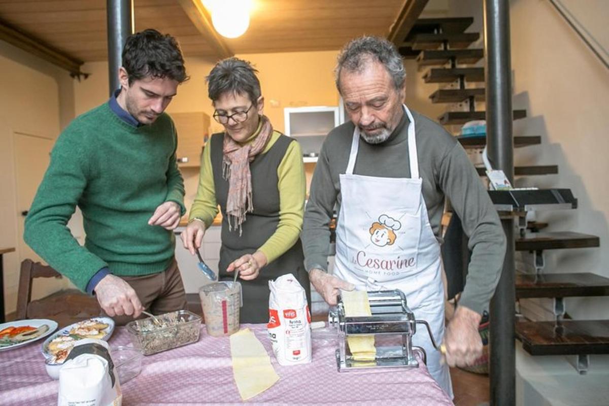 tre uomini in piedi attorno a un tavolo che preparano il cibo