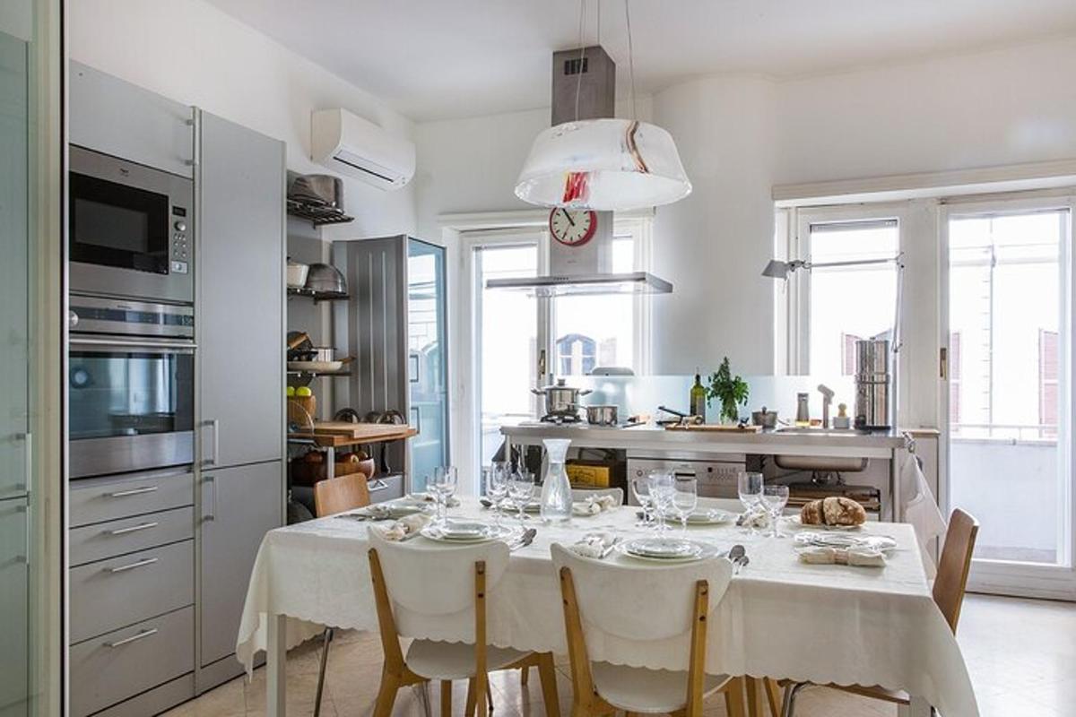 dapur putih dengan meja dengan kerusi putih dan dapur dengan