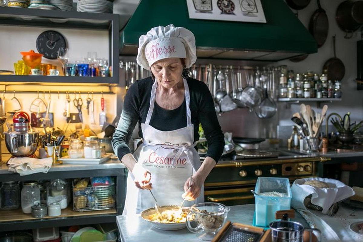 žena v kuchyni připravující jídlo v misce